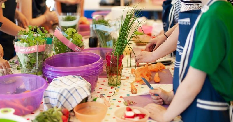 Le boom des ateliers culinaires participatifs : pourquoi on les adore