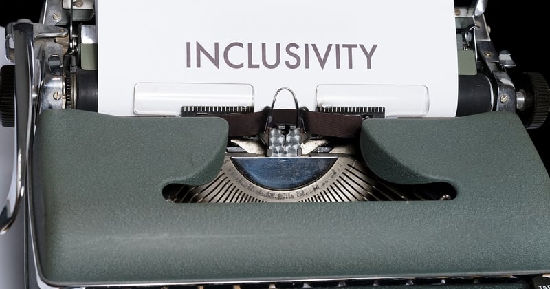 La mode inclusive face aux normes de tailles : et si on changeait enfin les règles ?